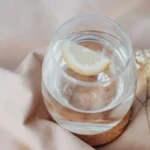 Verre avec de l'eau et du citron